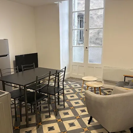 Διαμέρισμα Downtown 2-bedroom *
